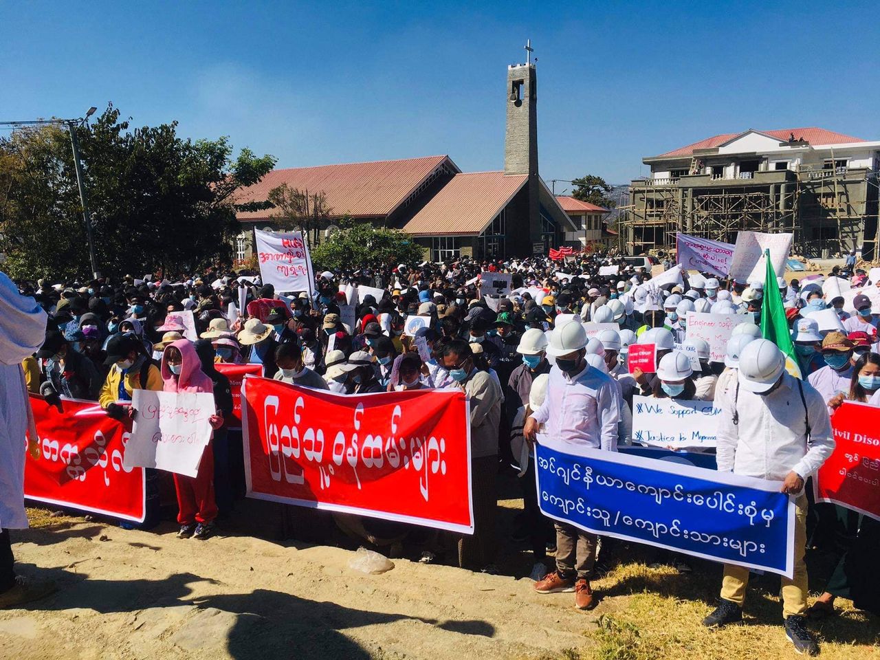 ၂၀၂၁ ဖေဖော်ဝါရီလတွင် နိုင်ငံတော်အာဏာသိမ်းမှုကို ဟားခါးမြို့၌ ဆန္ဒပြကြနေသော အမှုထမ်းများနှင့် ကျောင်းသု/သားများ (Photo: Khonumthung news)